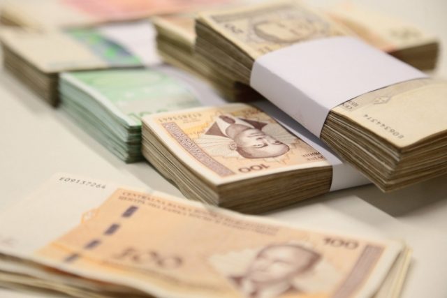 lova_1 Prema podacima Vanjskotrgovinske komore BiH (VTKBiH), ekonomska kriza u Njemačkoj može imati značajne posljedice za bh. izvoz, posebno za kompanije koje su oslonjene na njemačke kupce, a postoji i rizik od prekida lanaca vrijednosti ukoliko njemačke firme smanje proizvodnju, što bi moglo pogoditi domaće dobavljače sirovina. - Ukoliko se negativni trendovi nastave, BiH bi se mogla suočiti s dugoročnim posljedicama poput gubitka tržišnih udjela u Njemačkoj i potrebe za jačom diversifikacijom izvoznih tržišta. S obzirom na to da je Njemačka jedno od najvažnijih izvoznih tržišta za BiH, takav razvoj događaja predstavlja ozbiljan šok za našu privredu - naveli su za Fenu iz VTKBiH. Već je potvrđeno da je izvoz drvnih proizvoda u Njemačku pao za oko deset posto. Drugi sektori privrede još ne bilježe velike promjene, ali je poznato da je metalski sektor jako osjetljiv na smanjenje potražnje, pogotovo u Njemačkoj. - Ukupan izvoz u Njemačku je pao za 30 miliona KM ili tri posto i za pola godine iznosi 1,1 milijardu KM. Radi se o blagom padu izvoza u odnosu na prethodni period – naveli su iz VTKBiH, napominjući da nisu svi sektori pogođeni jednako, te da će oni koji rade sa specijaliziranim proizvodima ili imaju diversificiranu bazu kupaca vjerojatno biti otporniji. VTKBiH zasad nema javno dostupnih podataka o otkazima dugoročnih ugovora, ali pojedine kompanije navode smanjenje narudžbi i zahtjeve za dodatnim garancijama od njemačkih partnera. Neke saradnje se preusmjeravaju na fleksibilnije aranžmane, a to su manje količine, serije i narudžbe. - Statistika pokazuje da je u prvoj polovini ove godine došlo do 'stabilizacije' u vanjskotrgovinskoj razmjeni sa Njemačkom. Iako je izvoz smanjen za tri posto, zabilježen je rast obima razmjene od oko pet posto, što ukazuje na usporavanje pada izvoza u odnosu na prethodni period – dodali su iz VTKBiH. Izvoz BiH primarno je usmjeren ka tržištu EU, ali i tu je zabilježen pad od 3,21 posto u odnosu na prethodnu godinu. Njemačko tržište ostaje ključno, istakli su iz VTKBiH, ali su njemački partneri zahtjevni u smislu traženja bolje dokumentacije, standarda i logističke pouzdanosti. S druge strane, robna razmjena s Austrijom bilježi pozitivan bilans. Izvoz iz BiH iznosi 1,2 milijarde KM, dok je uvoz 1,1 milijardU KM, što rezultira suficitom od oko 74 miliona KM. Austrija tako ostaje jedan od rijetkih većih partnera s kojim BiH ostvaruje pozitivan trgovinski saldo. Po obimu razmjene, Hrvatska je i dalje na prvom mjestu, s oko 20 posto ukupne razmjene BiH sa svijetom na godišnjem nivou. EU ostaje najznačajniji trgovinski partner BiH, s više od 66 posto ukupnog izvoza i gotovo 68 posto ukupnog uvoza. - Umjeren rast uvoza i solidan rast izvoza ukazuju na stabilnu trgovinsku razmjenu, s blagim pomacima u korist BiH, vjerovatno kao rezultat povećane tražnje iz EU nakon inflacije i blagog oporavka potrošnje unutar eurozone – istakli su iz VTKBiH. Konkretne mjere koje VTKBiH predlaže za ublažavanje negativnih efekata odnose se, među ostalim, na promociju i podrškU izvoznicima kroz sajmove, kooperacijske berze i izložbe u Njemačkoj (npr. sektor namještaja) kako bi se održali kontakti i tražili novi kupci, jačanje brendiranja bh. proizvoda na stranim tržištima, podršku u certifikaciji, standardizaciji i pridržavanju tehničkih regulativa potrebnih za ulazak na zahtjevna tržišta, te poticanje diversifikacije tržišta izvoza.