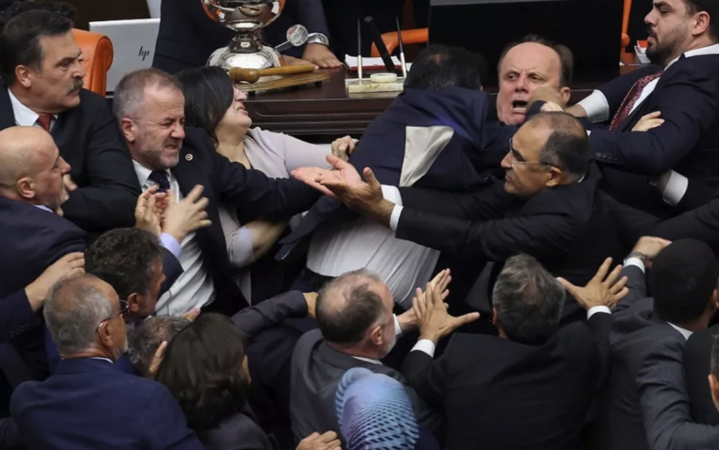 KAKVA SRAMOTA U PARLAMENTU!: Masovna tučnjava, pesnice na sve strane, parlament pretvoren u ring