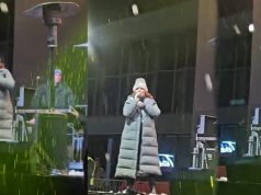 HAOS NA KONCERTU! Anu Bekutu gađali grudvama, pjevačica im žestoko uzvratila (VIDEO)