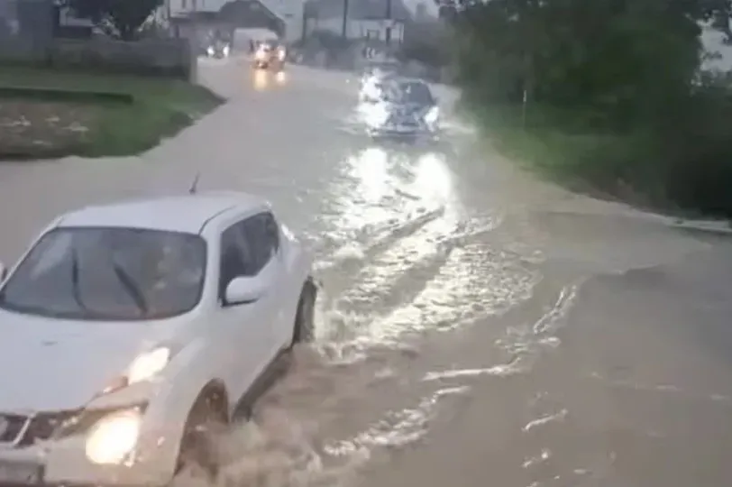 Nevrijeme pogodilo ovaj dio BiH: Obilna kiša i pljuskovi poplavili ceste (VIDEO)