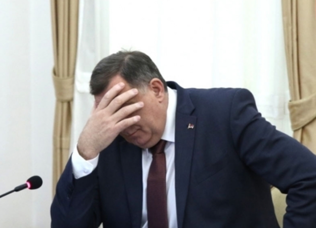 Na društvenim mrežama ne stišavaju se reakcije na izjave Milorada Dodika, bivšeg predsjednika Republike Srpske. Samo nekoliko dana ranije tvrdio je da je i dalje entitetski predsjednik i da vanrednih izbora neće biti, a sada poručuje suprotno. Advertisement „Narodna skupština Republike Srpske sutra će razmotriti ranije doneseni zaključak o odbijanju prijevremenih izbora za predsjednika RS, jer ne postoji zajedništvo o ovom pitanju među strankama u Srpskoj“, izjavio je Dodik, uz konstataciju da je došlo do „koalicije muslimanskih stranaka u BiH i opozicije u RS“, koje planiraju izaći na izbore. Stav SNSD-a i poruke Dodika Dodik je naglasio da SNSD i dalje smatra novu Vladu RS legitimnom, te da od nje očekuju snažniji angažman u „afirmaciji Srpske kao strane u ustavnom sporazumu“. „Vlada treba da nastavi s odbacivanjem Šmita kao lažnog visokog predstavnika i svih njegovih odluka. Čekamo i odluku Ustavnog suda RS kako bismo otvorili prostor za referendum koji neće biti osporen“, kazao je Dodik. On je naveo i da SNSD održava međunarodne kontakte – od nove američke administracije, preko Rusije i Mađarske, do Srbije i drugih „prijateljskih zemalja“. Kada je riječ o EU, Dodik je poručio da Brisel i dalje vodi politiku „neravnopravnog tretmana RS“. „Odbacujemo pokušaje da nam se nametne termin secesija. RS je ugovorna strana u BiH i ne sprovodi secesiju“, dodao je Dodik. Reakcije opozicije Na Dodikove izjave reagovao je Igor Crnadak, šef Kluba poslanika PDP-a u Narodnoj skupštini RS, ocijenivši da je vladajuća koalicija „izgubljena u vremenu i prostoru“. „Zahtjevom da održe vanrednu sjednicu o nečemu što su već odlučili, vlast još jednom pokazuje da ne zna upravljati Republikom Srpskom. Predali su mjesto predsjednika RS HDZ-u i uveli Vladu u sivu zonu, gdje svaki dan može biti proglašena neustavnom. Umjesto da Skupština raspravlja o odgovornosti za otetih 120 miliona u aferi Viaduct, oni priređuju novu predstavu praznog patriotizma“, izjavio je Crnadak.