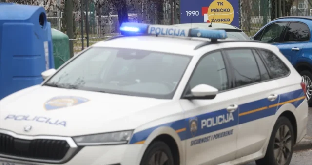 Vozač bježao policiji pa se zabio u ogradu