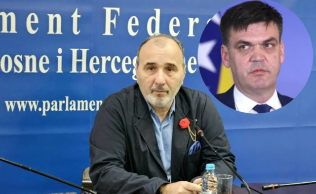 IMG_7820 Poslanik Demokratske fronte **Amir Ibrović** oštro je reagovao na izjave **Predraga Kožula** i **Ilije Cvitanovića**, poručivši da je „demagogija i bezobrazluk tih ljudi bez granica“ te da „kad im ne odgovorite, misle da su u pravu“. „Zato im treba jasno reći – **HDZ-ovac neće ući u Predsjedništvo BiH ni 2026. godine**“, izjavio je Ibrović. Dodao je da „ne treba glumiti naivnost“, jer takozvana **Herceg-Bosna** već tri decenije funkcioniše bez prepreka. „Škole, obrazovanje, pošte, komunikacije, zdravstvo, šume, struja – sve je u sistemu HZ HB koji vodi HDZ. Jedino što im nedostaje jeste član Predsjedništva BiH, a tu poziciju već četiri mandata drži **Željko Komšić**, što im nikako ne mogu oprostiti“, rekao je Ibrović. Ranije je **Ilija Cvitanović**, predsjednik HSS-a i zastupnik, komentarisao da je Komšićevo djelovanje „stvorilo dugoročne probleme u odnosima hrvatskog i bošnjačkog naroda“. „Željko Komšić je učinio puno lošeg u Bosni i Hercegovini. Taj izraz ne mogu ni izgovoriti, ali da je učinio da Hrvati ne poštuju i ne vole našu zemlju onako kako bi to inače bilo – to je potpuno jasno“, izjavio je Cvitanović, dodavši da je „politika Željka Komšića nanijela BiH najveću štetu u odnosima hrvatskog i bošnjačkog naroda“. Ibrović, međutim, poručuje da se u narednom izbornom ciklusu ništa neće promijeniti. „Ni 2026. godine HDZ neće imati svog člana u Predsjedništvu BiH. Neka se ne brukaju i ne ponavljaju prazne priče – legitimno govoreći, ne nadajte se i mirno spavajte“, zaključio je Ibrović.