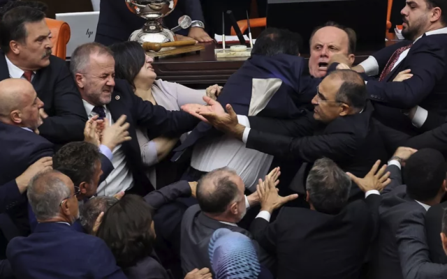 KAKVA SRAMOTA U PARLAMENTU!: Masovna tučnjava, pesnice na sve strane, parlament pretvoren u ring