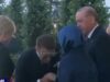 Macron pokušao poljubiti ruku Emini Erdoğan (VIDEO)