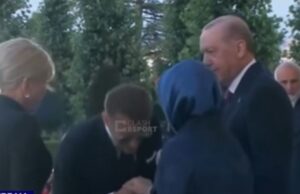 Macron pokušao poljubiti ruku Emini Erdoğan (VIDEO)